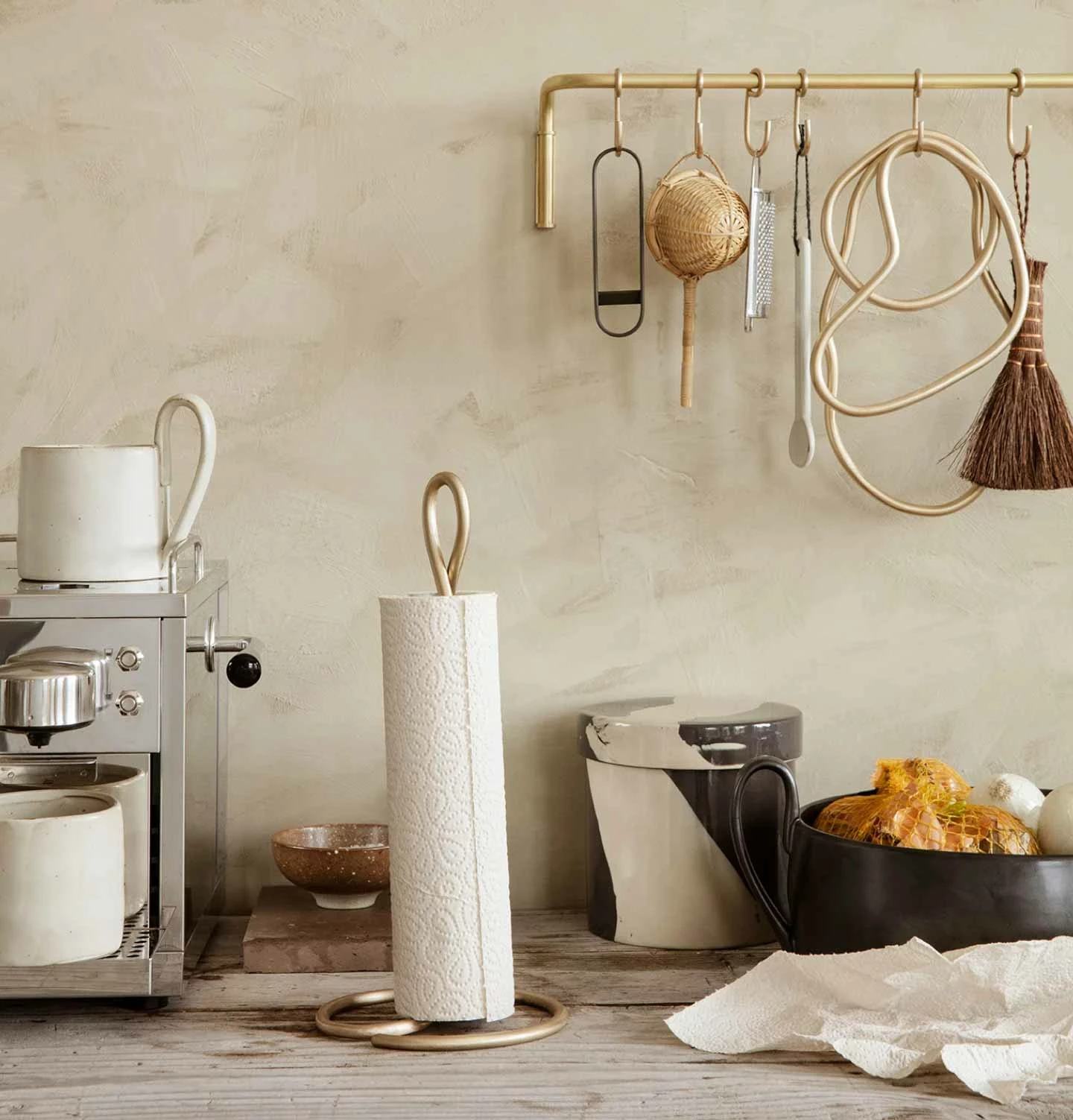 Ferm Living Curvature Kitchen Roll Holder – Brass - Image 2