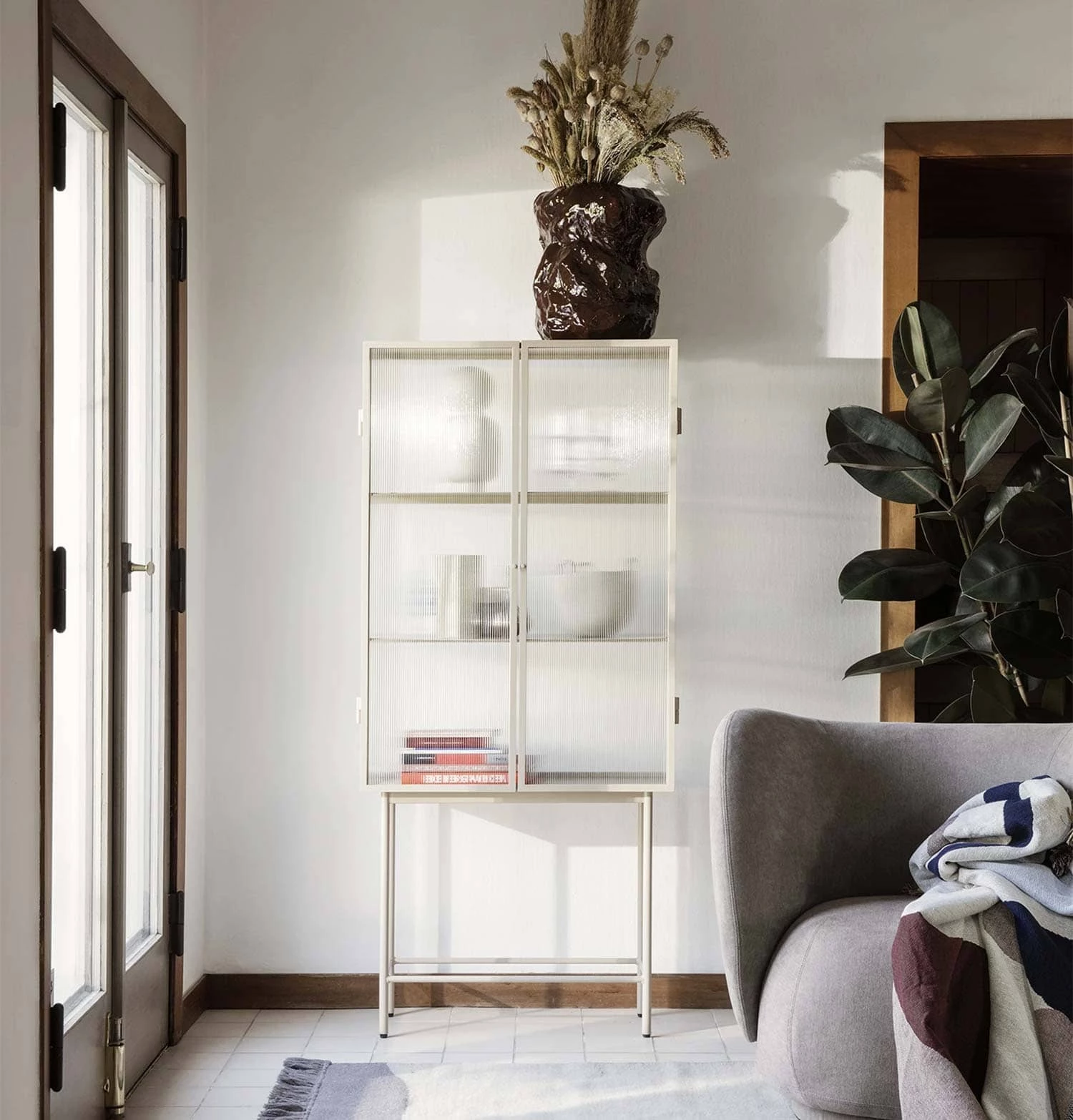 Ferm Living Haze Vitrine – Reeded Glass – Cashmere - Image 2
