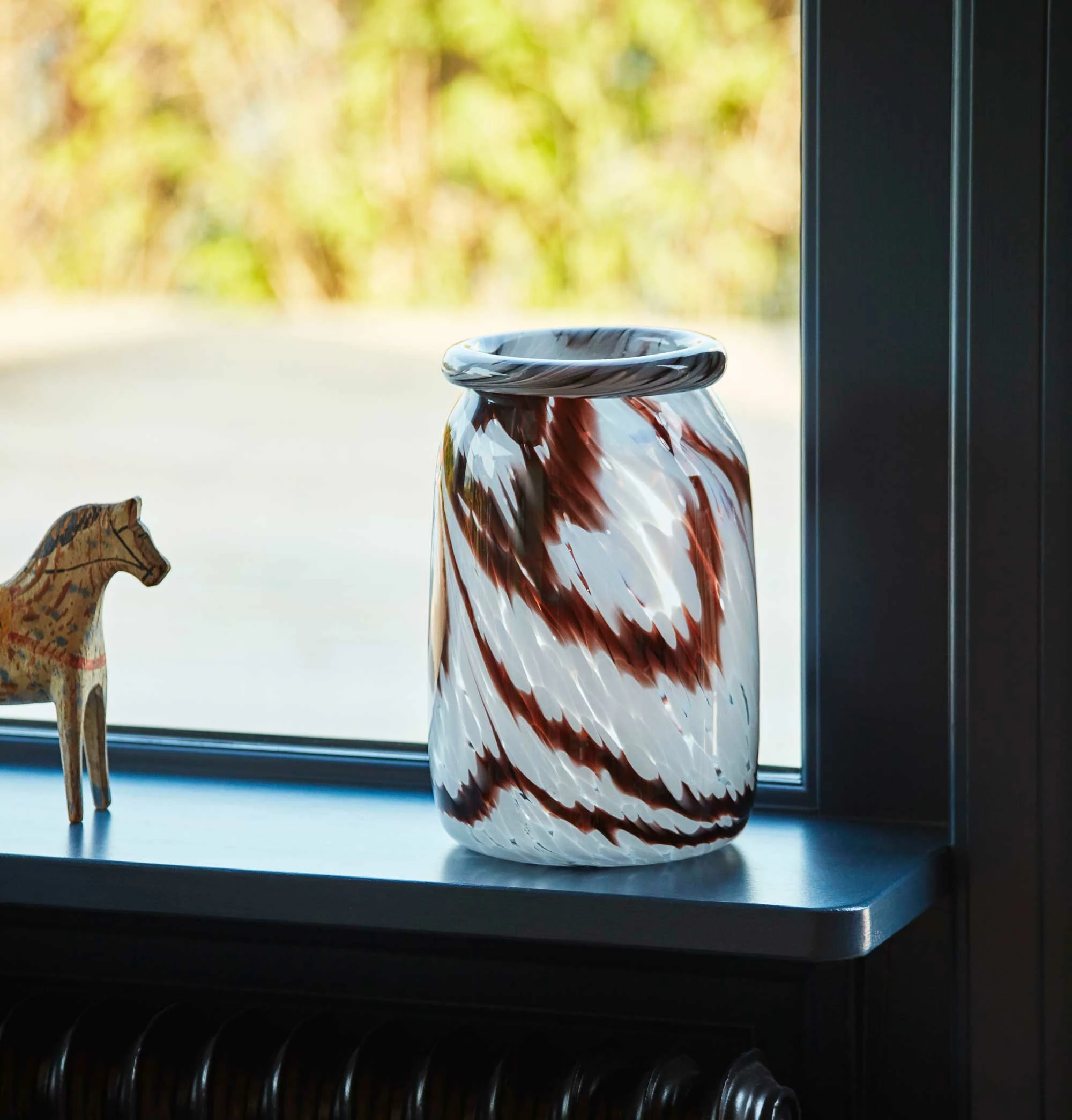 HAY Splash Vase – Roll Neck – Large – Coffee And White - Image 2